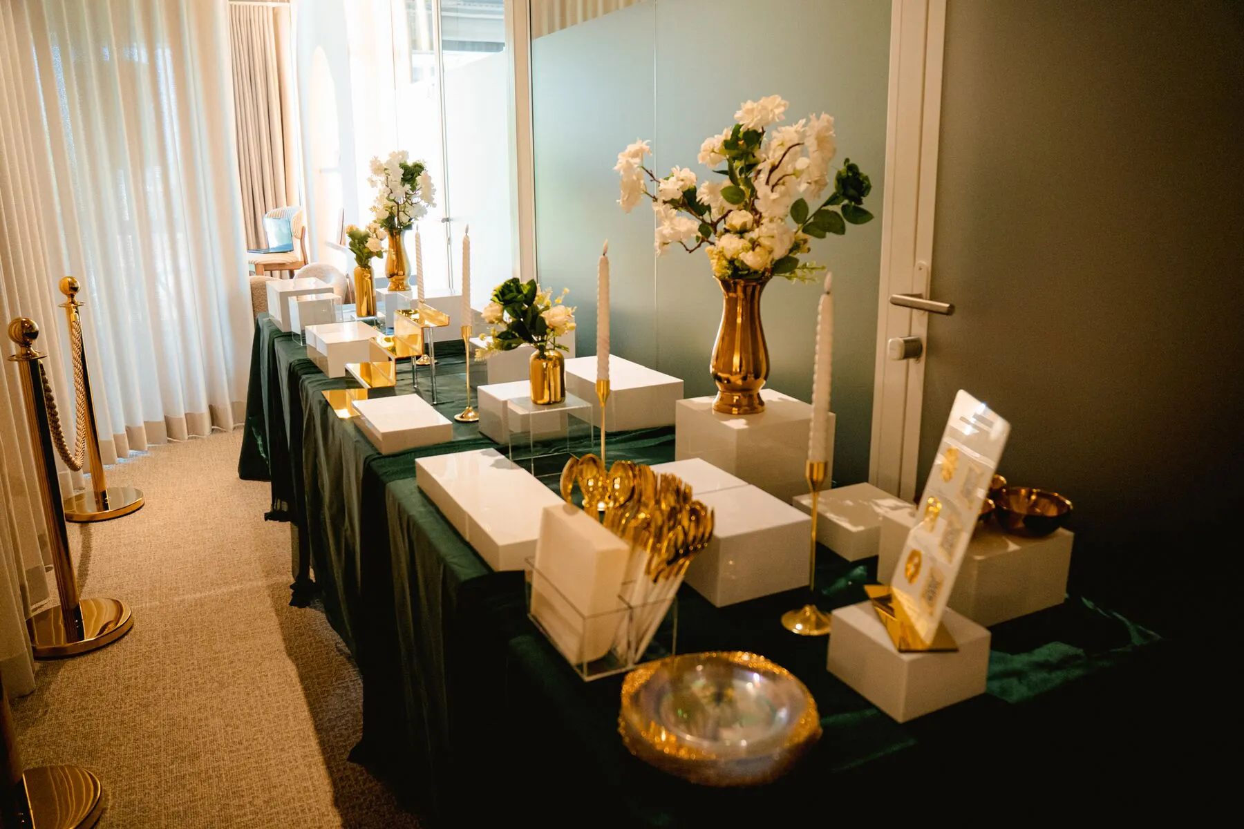 Sala do buffet com velas e veludo verde