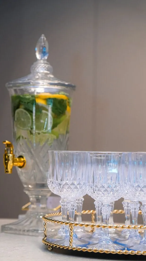 Dispensador de cristal e copos