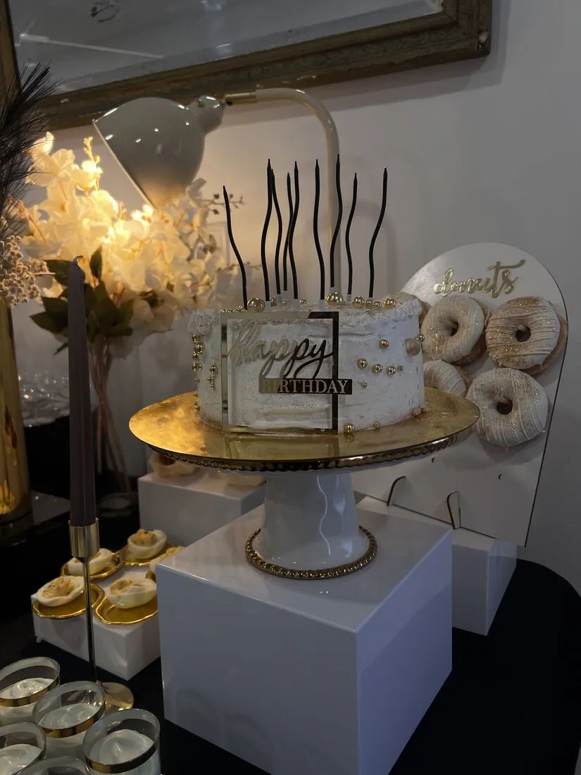 Mesa de bolo com donuts e velas