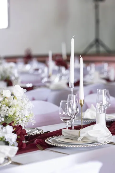 Mesa comprida em bordeaux com velas altas