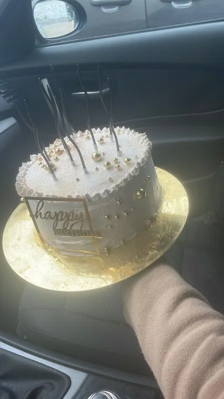 Bolo de aniversário transportado ao colo, a caminho do evento
